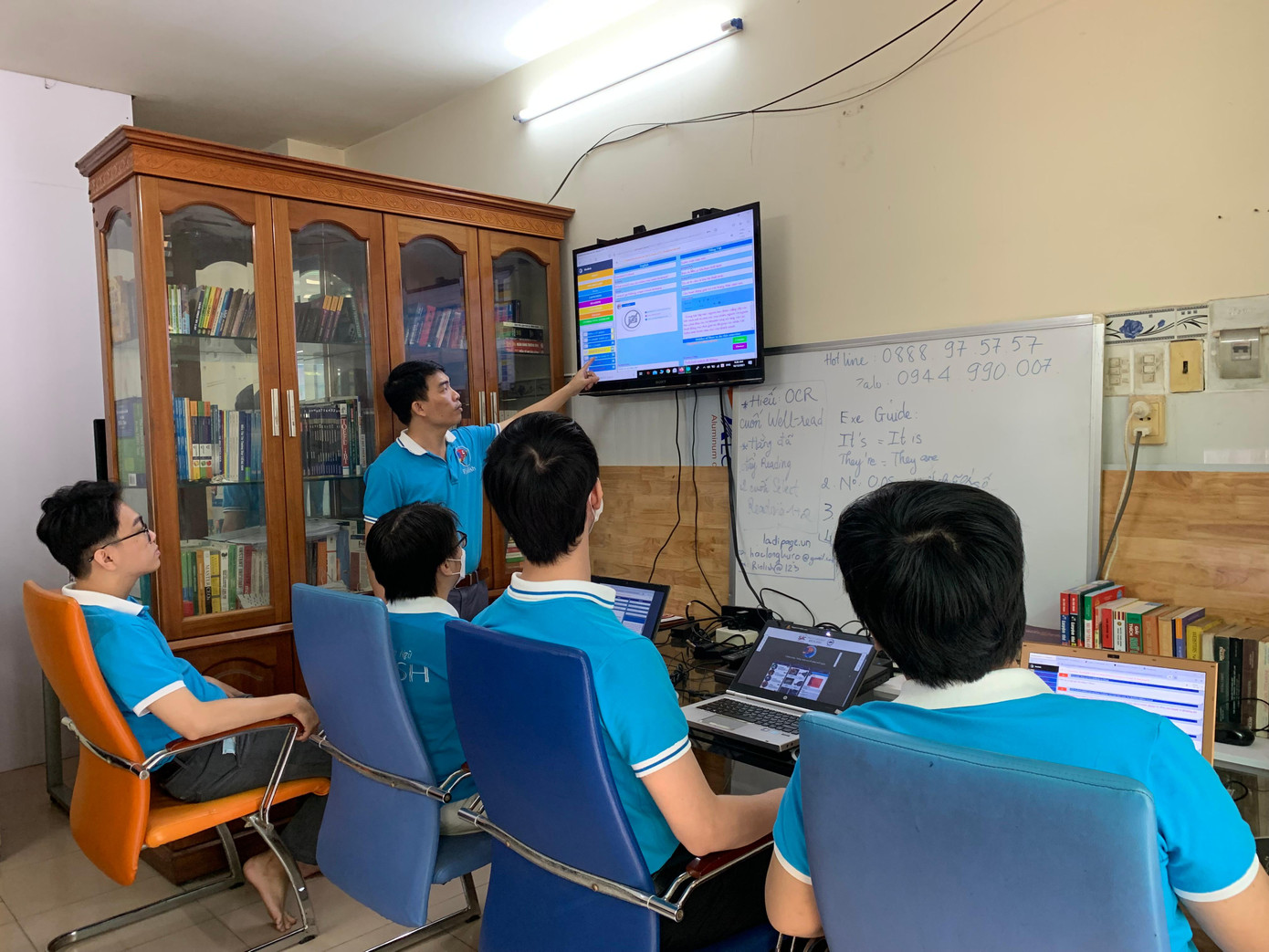 Anh Cảnh cùng các cộng sự của mình.