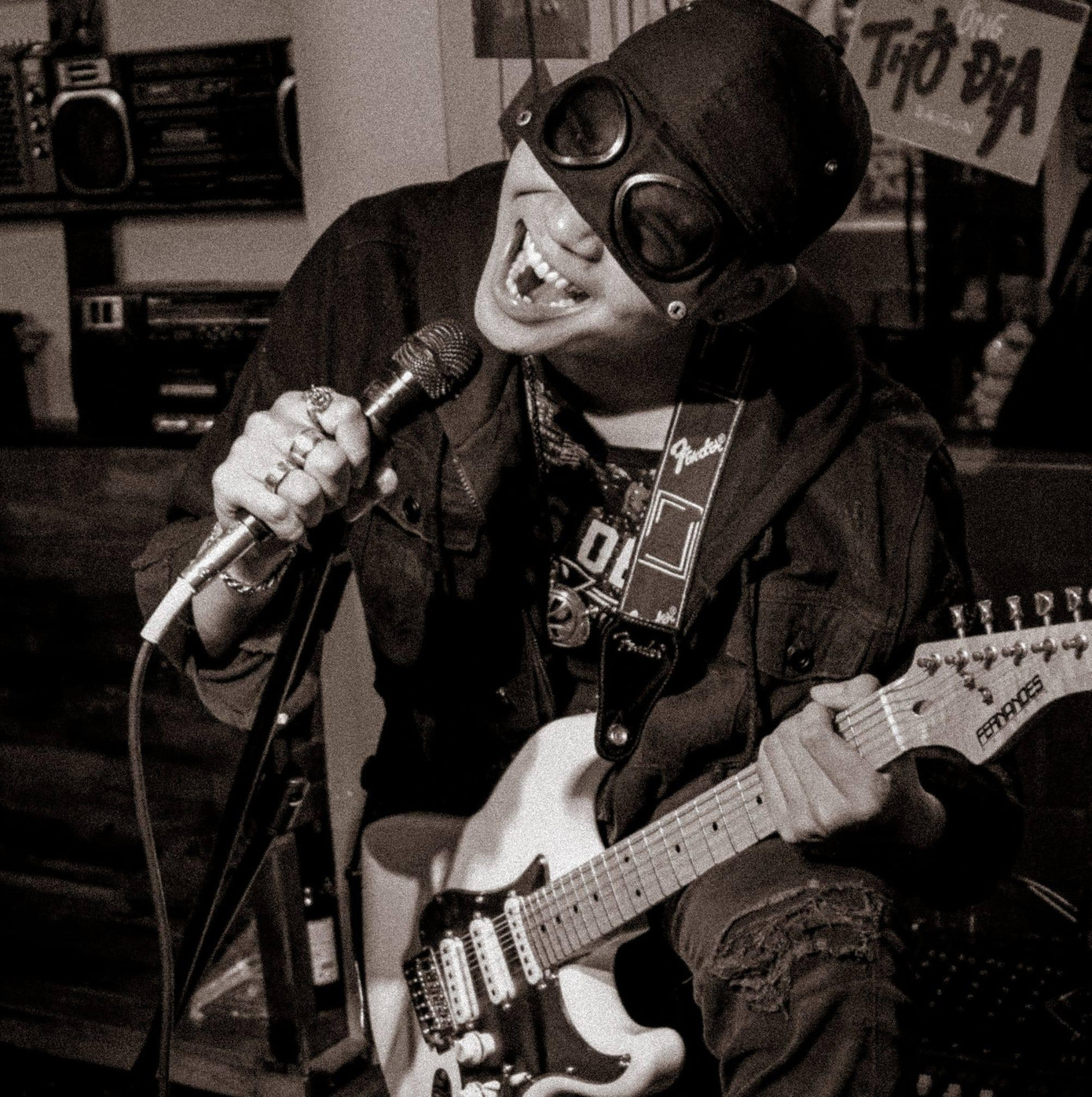 Ngoài giọng hát tốt, Khoa còn biết chơi một số nhạc cụ như: Piano, guitar, trống jazz, harmonica. (Ảnh: NVCC)