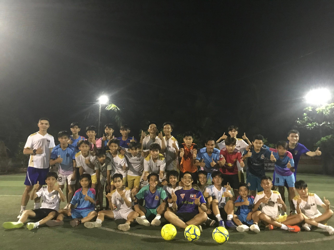 Sau ba tháng dẫn dắt đội bóng nhí tại quê nhà, Hoài Linh và cả đội đã gặp được nhiều thành tích đáng kể.