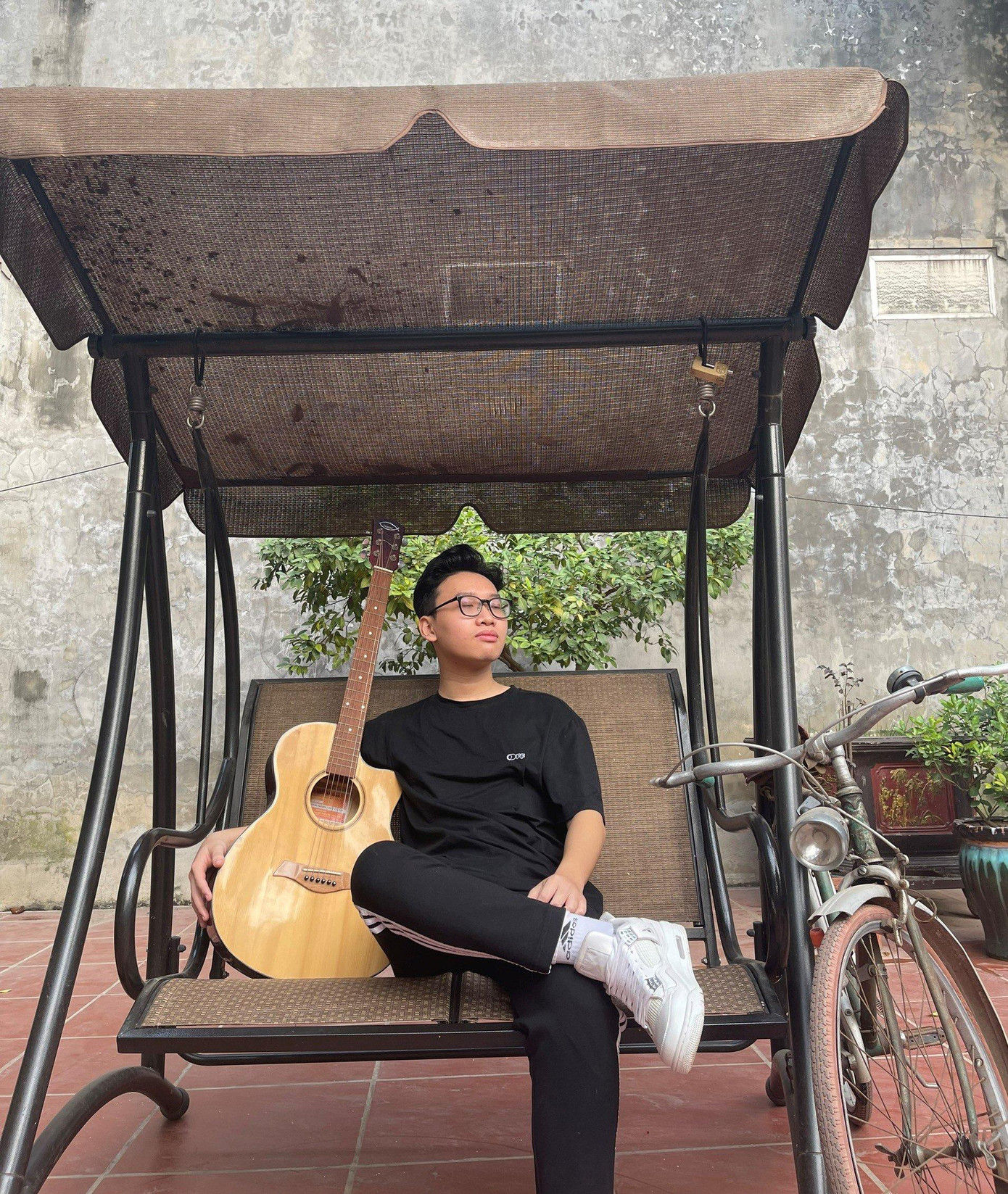 Guitar dạy Minh Nhật cách kiên trì theo đuổi mục tiêu. Guitar dạy Minh Nhật cách kiên trì theo đuổi mục tiêu.