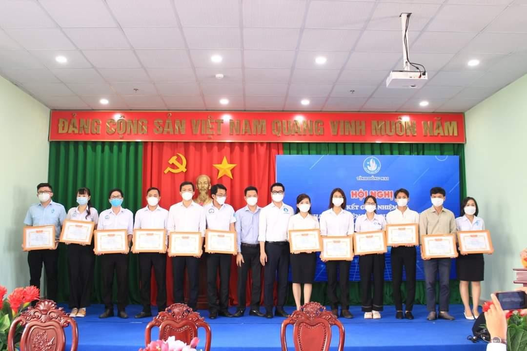 Các tập thể, cá nhân được khen tặng tại Hội nghị.