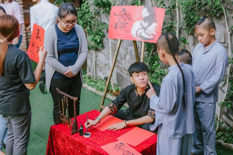 Thuận thường cho chữ vào các dịp lễ, Tết. (Ảnh: NVCC) Thuận thường cho chữ vào các dịp lễ, Tết. (Ảnh: NVCC)