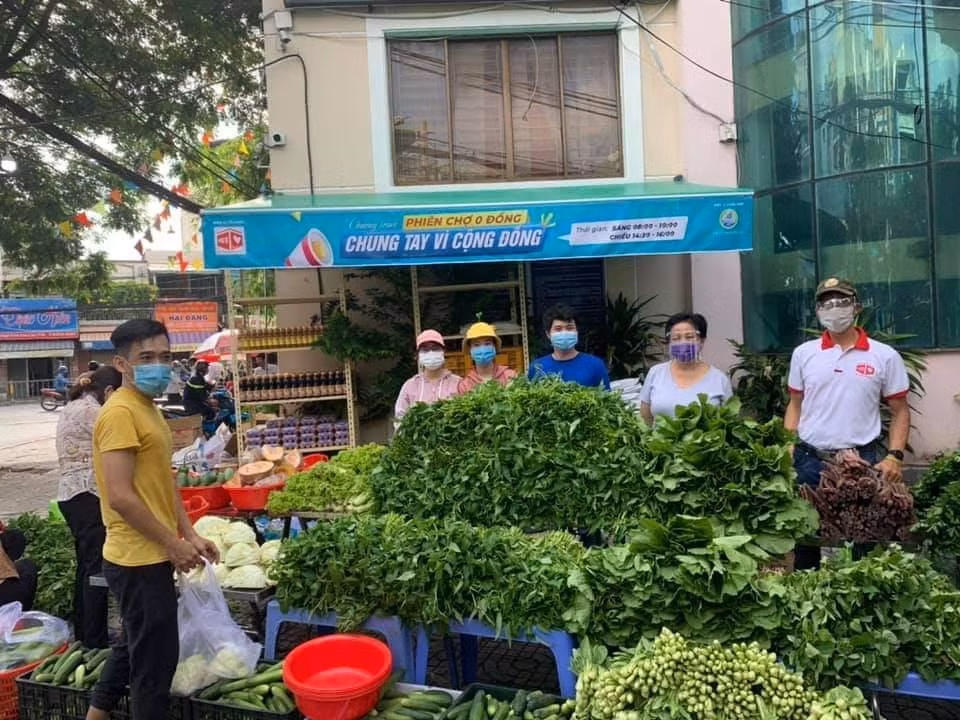 Người dân đến nhận hàng trong ngày đầu "Phiên chợ 0 đồng" khai trương.