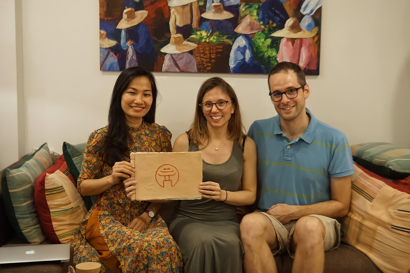 Lê Hồng Kỳ và các bạn nước ngoài yêu thích các sản phẩm thủ công được làm từ giấy dó. Lê Hồng Kỳ và các bạn nước ngoài yêu thích các sản phẩm thủ công được làm từ giấy dó.