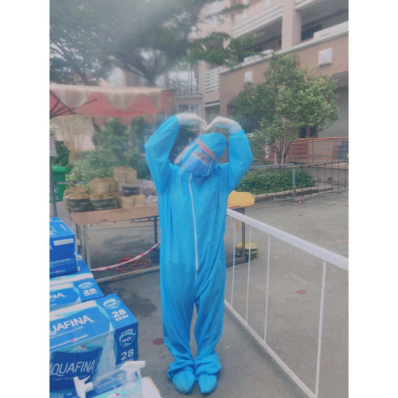 Công việc hằng ngày của Tốt trong bộ đồ bảo hộ. Công việc hằng ngày của Tốt trong bộ đồ bảo hộ.