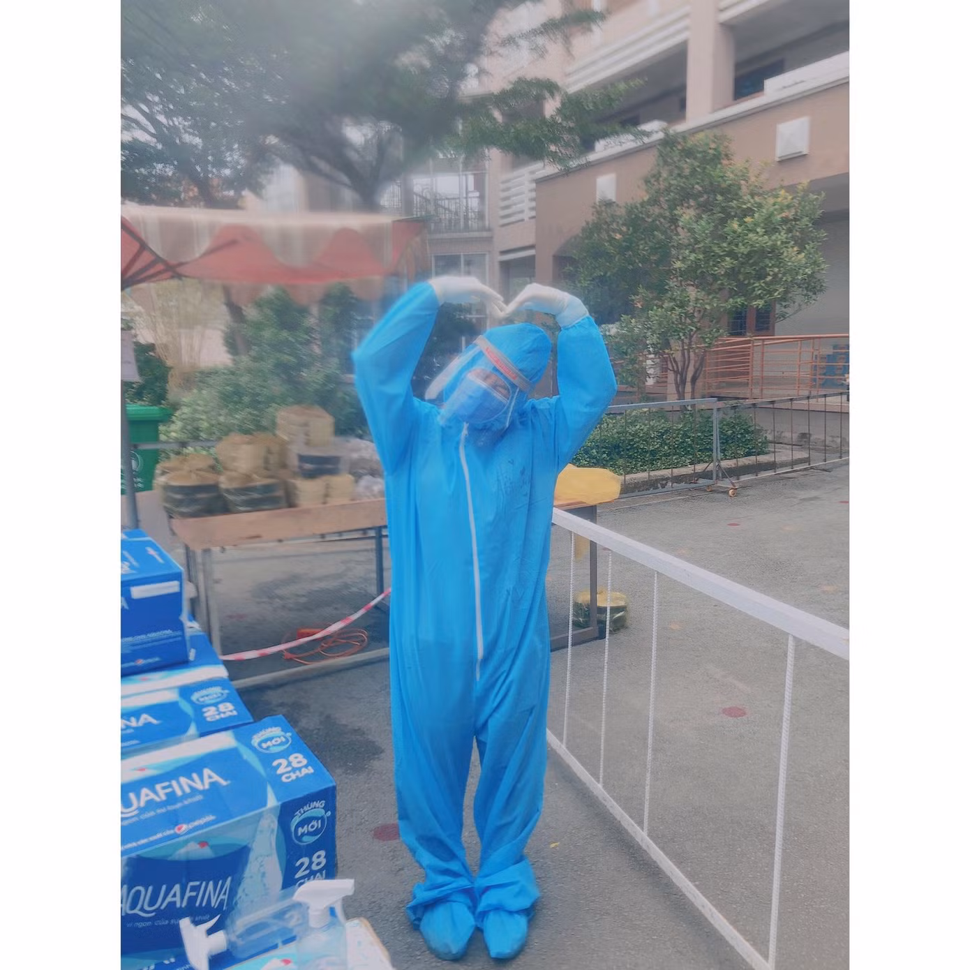 Công việc hằng ngày của Tốt trong bộ đồ bảo hộ. Công việc hằng ngày của Tốt trong bộ đồ bảo hộ.