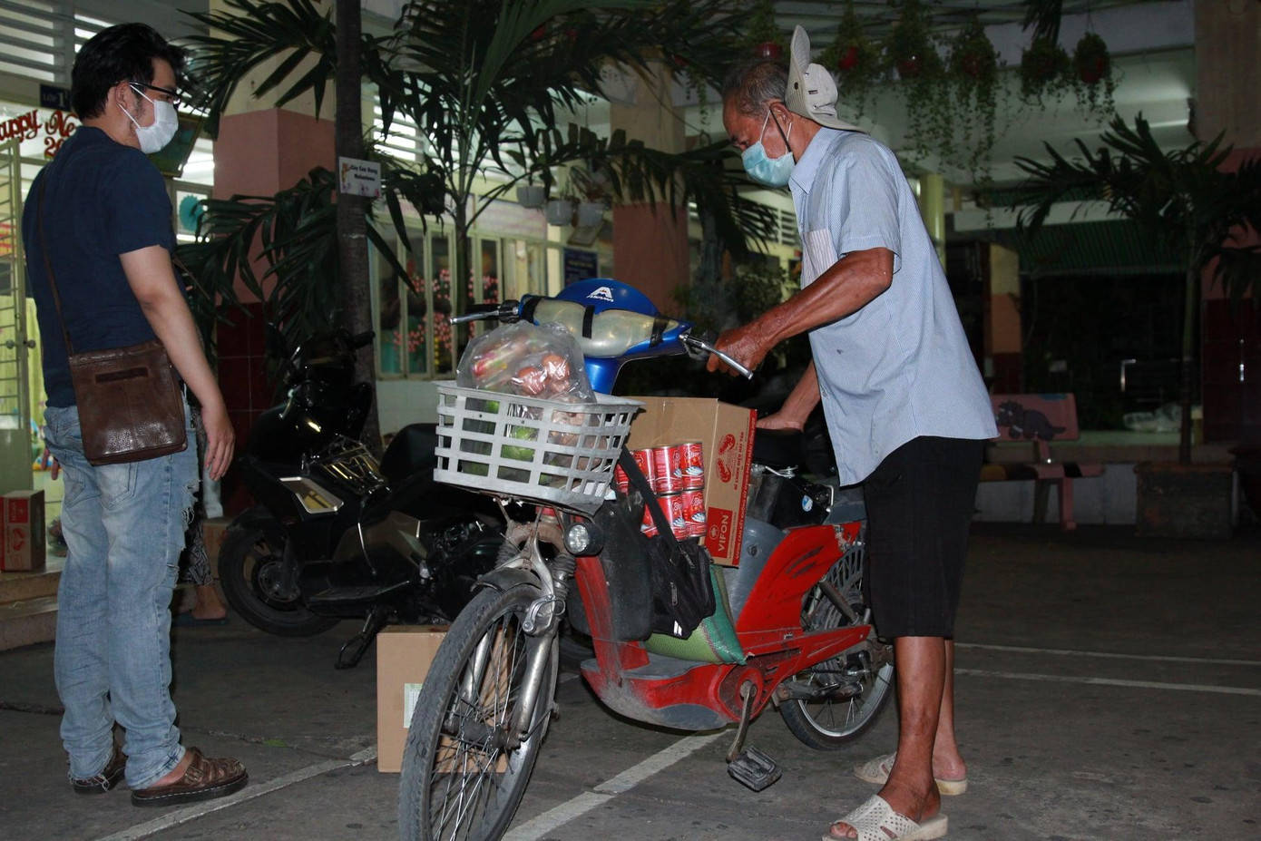 Đạo diễn – nhạc sĩ Holy Thắng vào tâm dịch Gò Vấp để tặng quà cho bà con lao động nghèo trong những ngày Q. Gò Vấp cách ly xã hội. (Ảnh: NVCC)