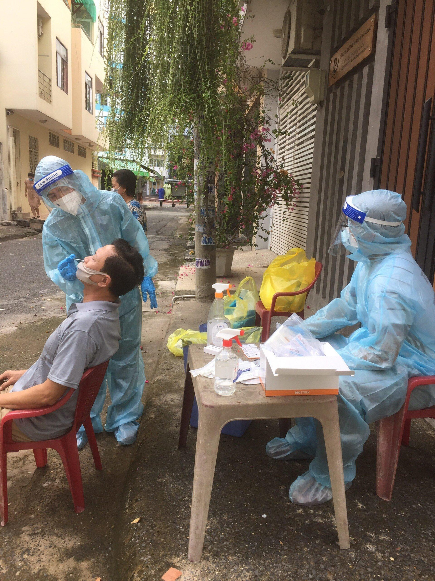 Công việc lấy mẫu cho người dân của ba chàng trai.