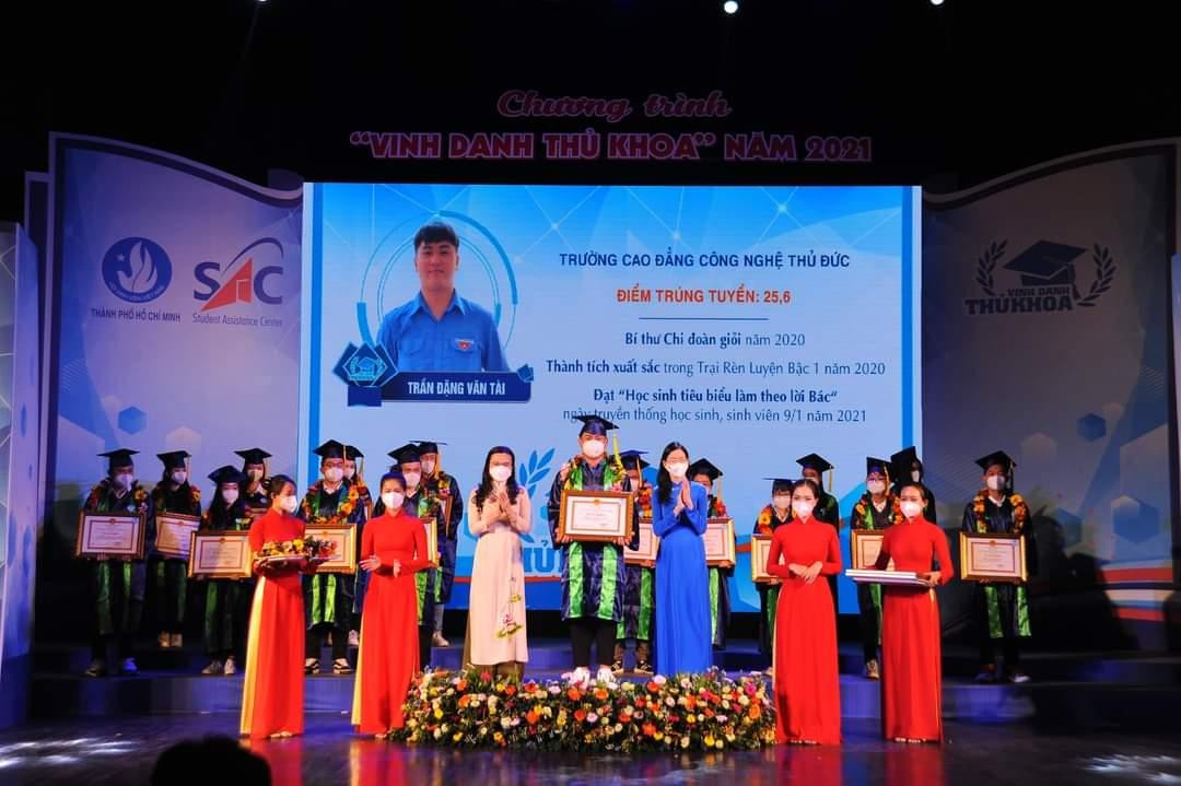 Văn Tài từng được Hội Sinh viên TP. HCM vinh danh Thủ khoa đầu vào năm học 2021 - 2022.