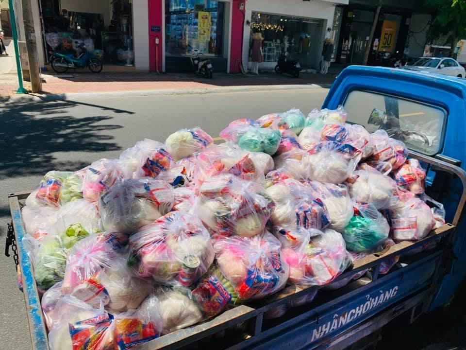 Xe vận chuyển lương thực đến cả khu cách ly tại TP. Vũng Tàu.