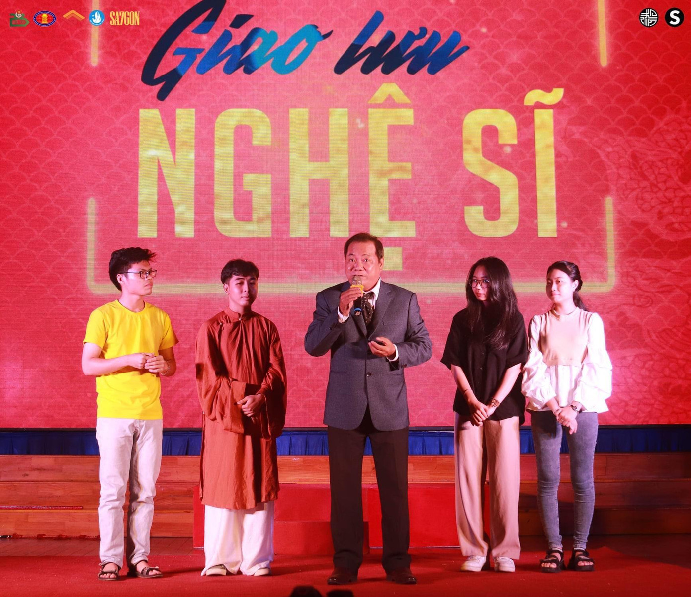 Các bạn sinh viên giao lưu với nghệ sĩ trong chương trình (Ảnh: Đoàn-Hội khoa BC&TT). Các bạn sinh viên giao lưu với nghệ sĩ trong chương trình (Ảnh: Đoàn-Hội khoa BC&TT).