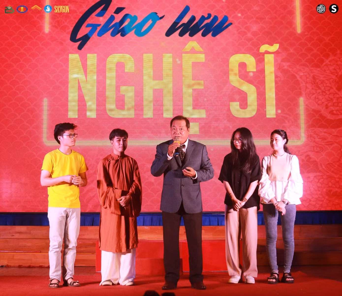 Các bạn sinh viên giao lưu với nghệ sĩ trong chương trình (Ảnh: Đoàn-Hội khoa BC&amp;TT).