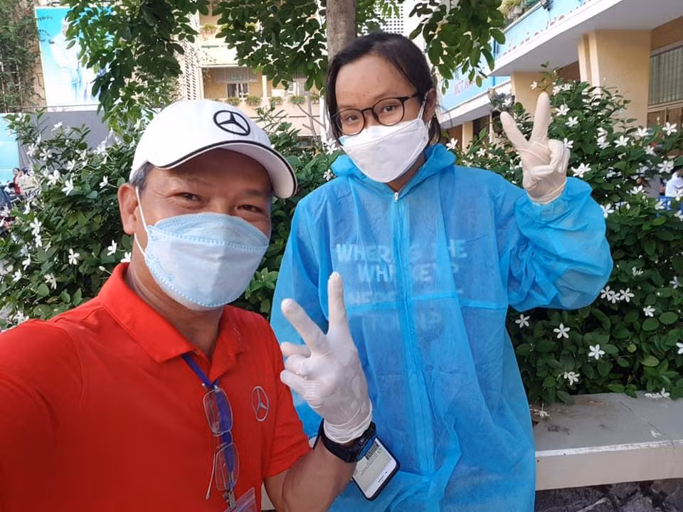 Hai ba con Minh luôn lạc quan và truyền năng lượng tích cực cho mọi người.