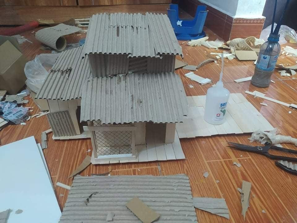 Mô hình của Dương được làm từ những nguyên liệu dễ tìm. Mô hình của Dương được làm từ những nguyên liệu dễ tìm.