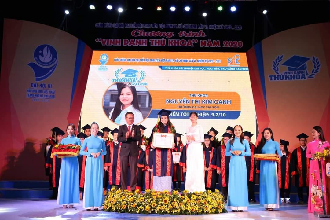 Kim Oanh tốt nghiệp Thủ khoa loại Xuất sắc, niên khóa 2016 – 2020. Kim Oanh tốt nghiệp Thủ khoa loại Xuất sắc, niên khóa 2016 – 2020.