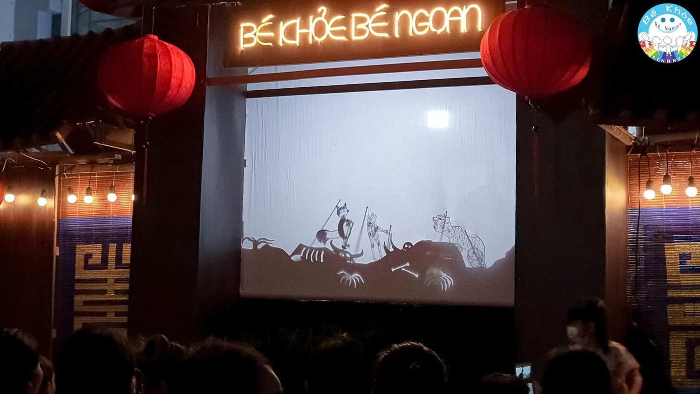 Những màn rối bóng cuốn hút các em nhỏ và người xem.