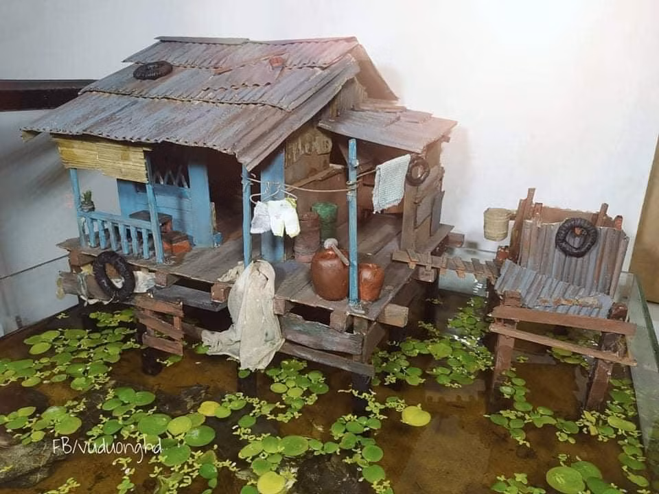 Một ngôi nhà mô hình vùng Đồng bằng sông Cửu Long để trang trí bể tiểu cảnh được Dương chế tác. (Ảnh: NVCC)