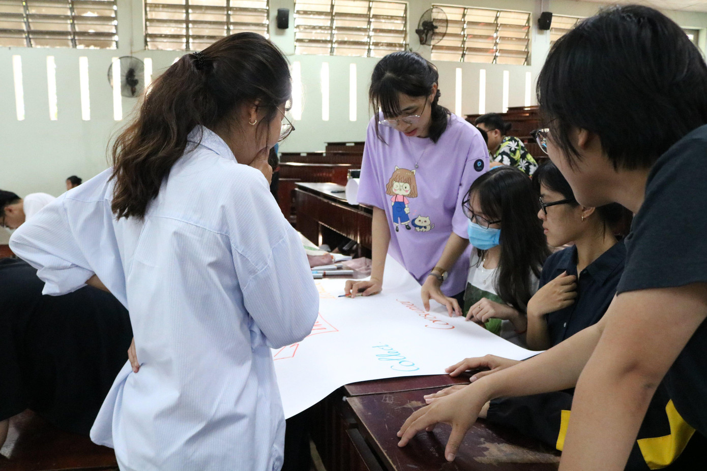 Các bạn sinh viên cùng chia nhóm tham gia thảo luận về các vấn đề mà chương trình đưa ra.