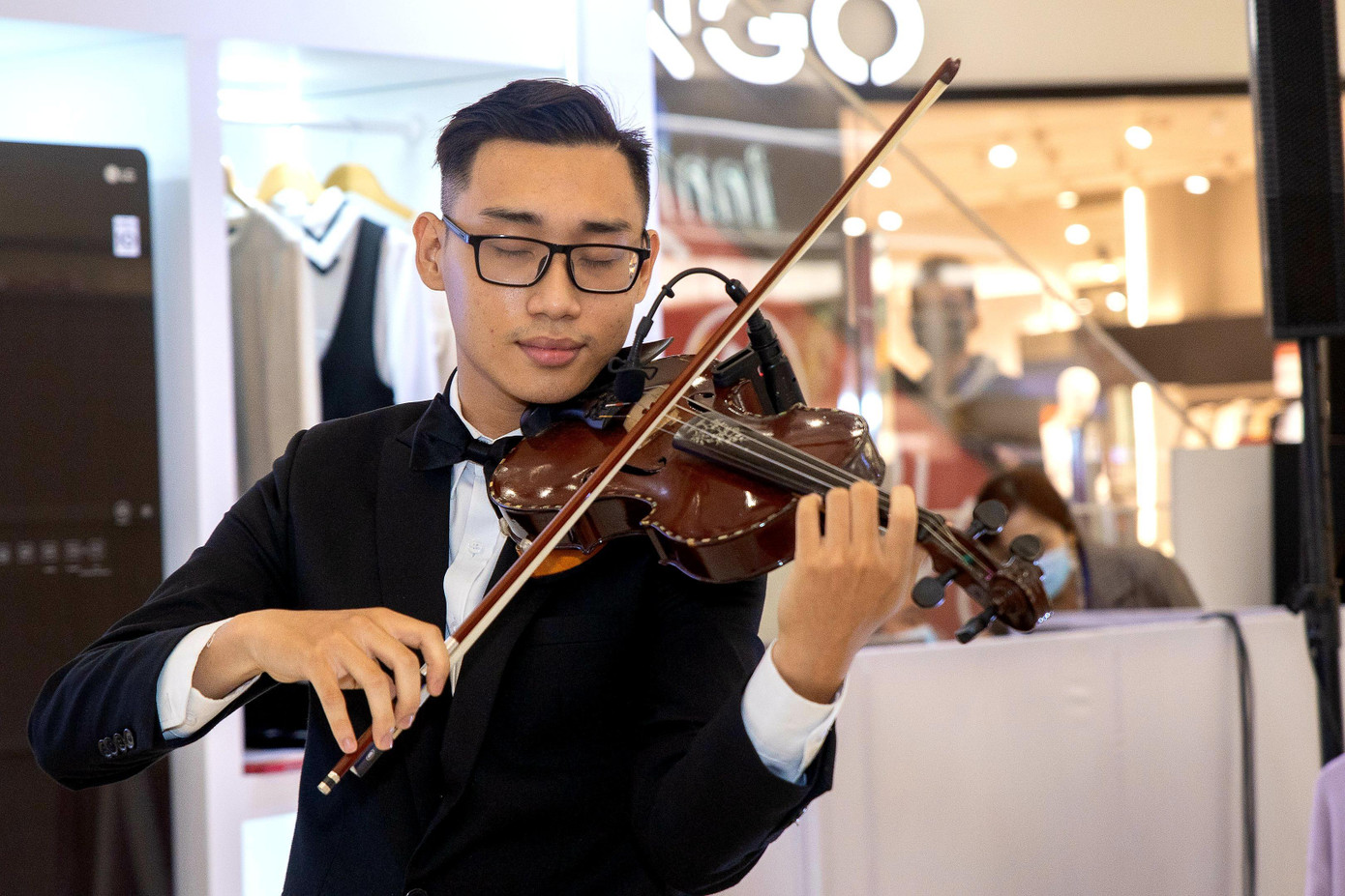 Trí An trong một lần biểu diễn tại Aeon Tân Phú.