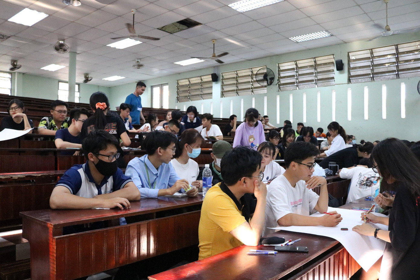 Rất đông các bạn sinh viên tham gia chương trình.