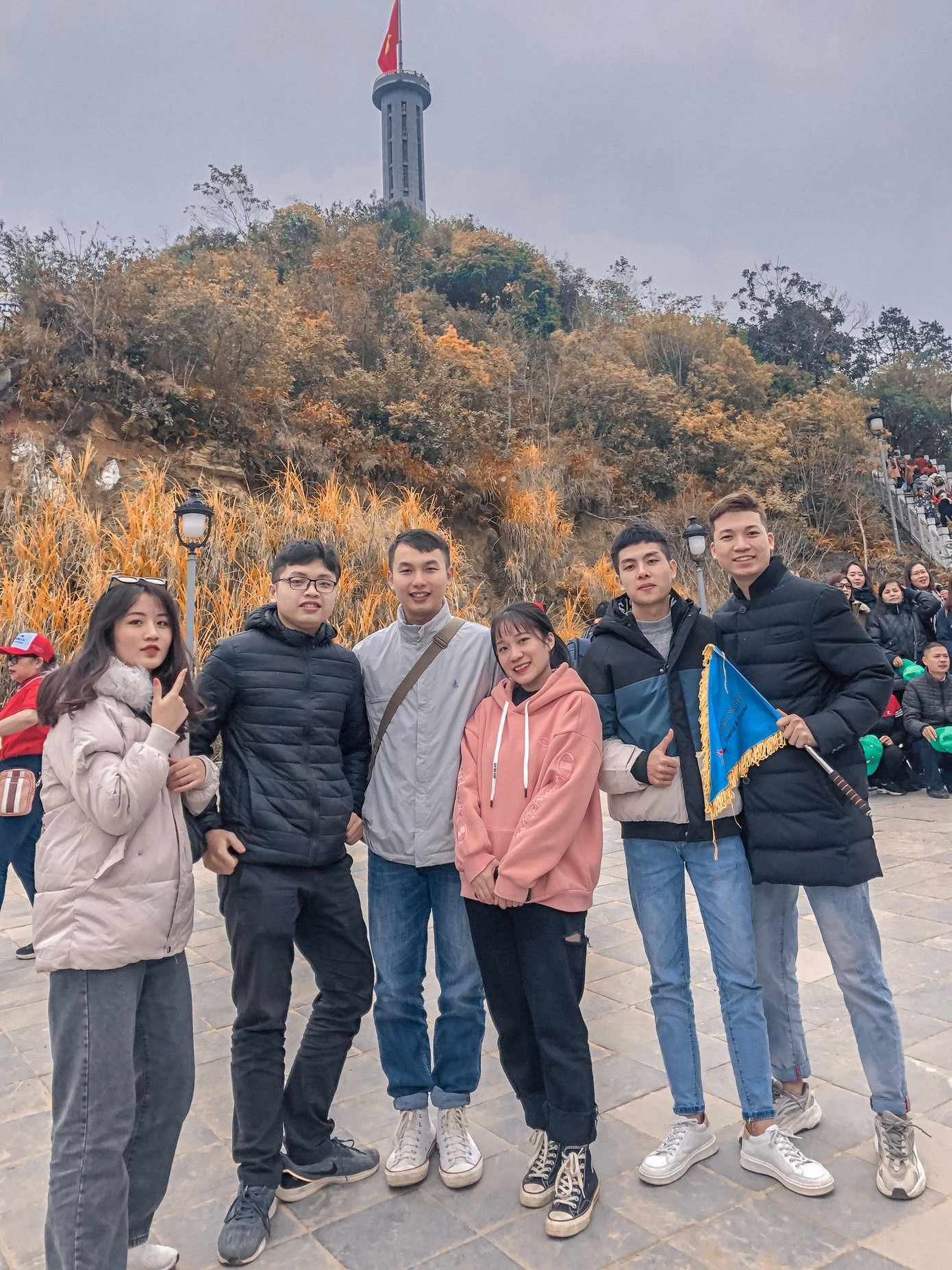 'Cô gái Hà Giang' (áo hồng, ở giữa) bên cạnh các bạn học cùng ngành của mình.