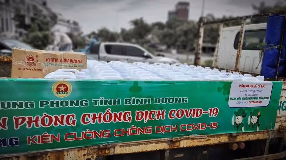 Dung dịch nước sát khuẩn được tặng cho các Tỉnh Đoàn để chống dịch.