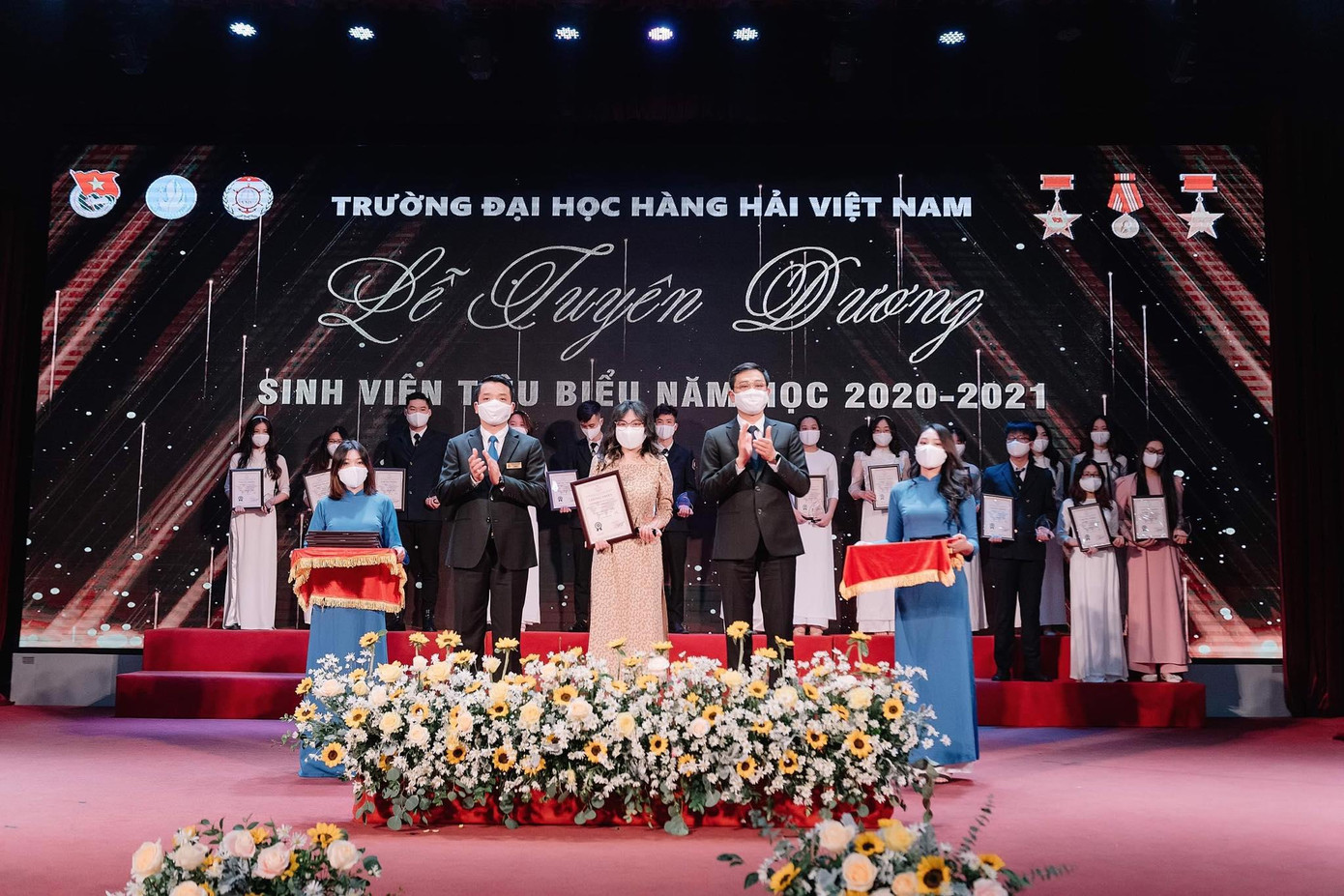 Nguyễn Thị Thùy Giang (đứng giữa) nhận giấy khen trong Lễ Tuyên dương sinh viên tiêu biểu trường ĐH Hàng hải Việt Nam năm học 2020 - 2021.