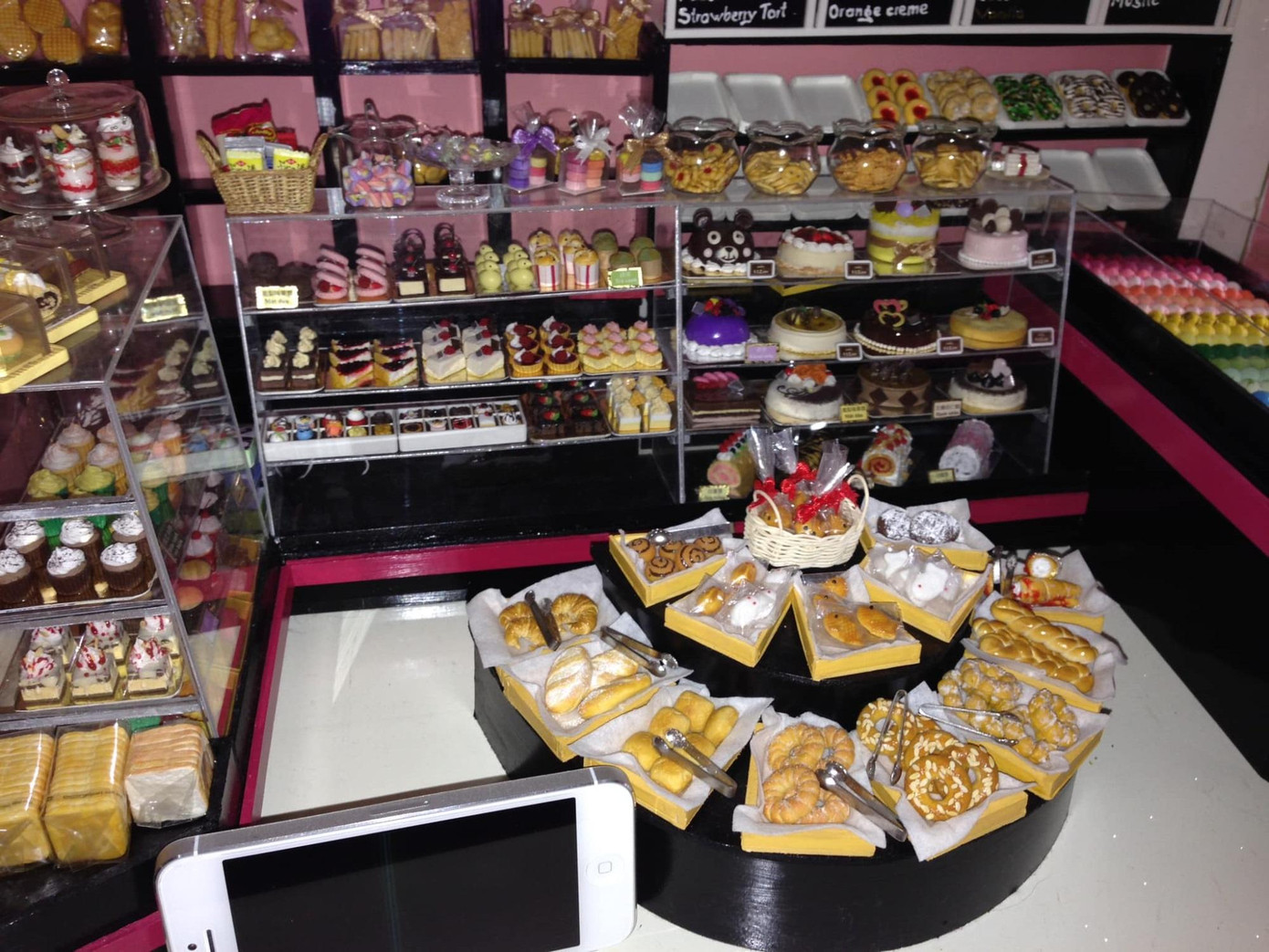 Quầy đồ ăn đất sét tí hon do Quỳnh sáng tạo ra. Quầy đồ ăn đất sét tí hon do Quỳnh sáng tạo ra.