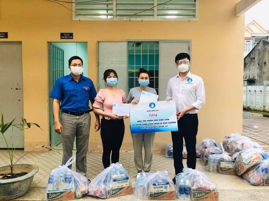 Hội Sinh viên tỉnh Đồng Nai đã đến thăm hỏi, động viên và trao quà cho các bạn sinh viên bị "mắc kẹt" trên địa bàn. Hội Sinh viên tỉnh Đồng Nai đã đến thăm hỏi, động viên và trao quà cho các bạn sinh viên bị "mắc kẹt" trên địa bàn.