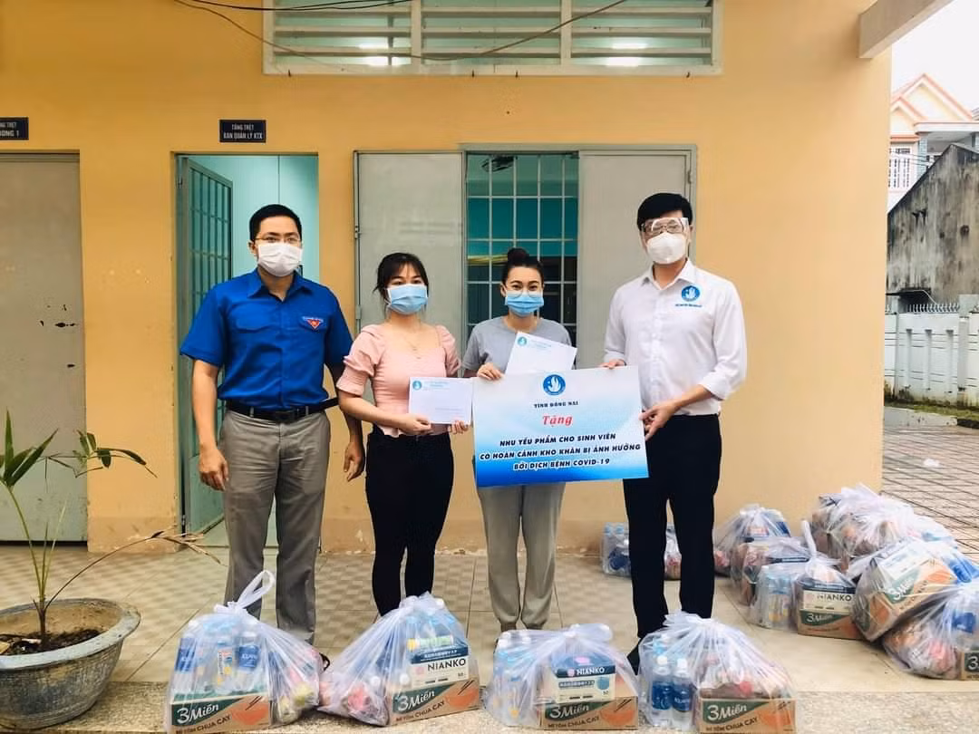 Hội Sinh viên tỉnh Đồng Nai đã đến thăm hỏi, động viên và trao quà cho các bạn sinh viên bị "mắc kẹt" trên địa bàn.
