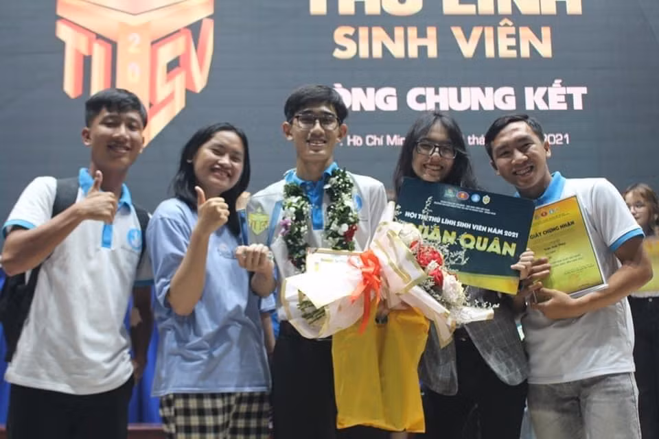 Bạn bè chia vui cùng Duy trong vòng Chung kết cuộc thi.