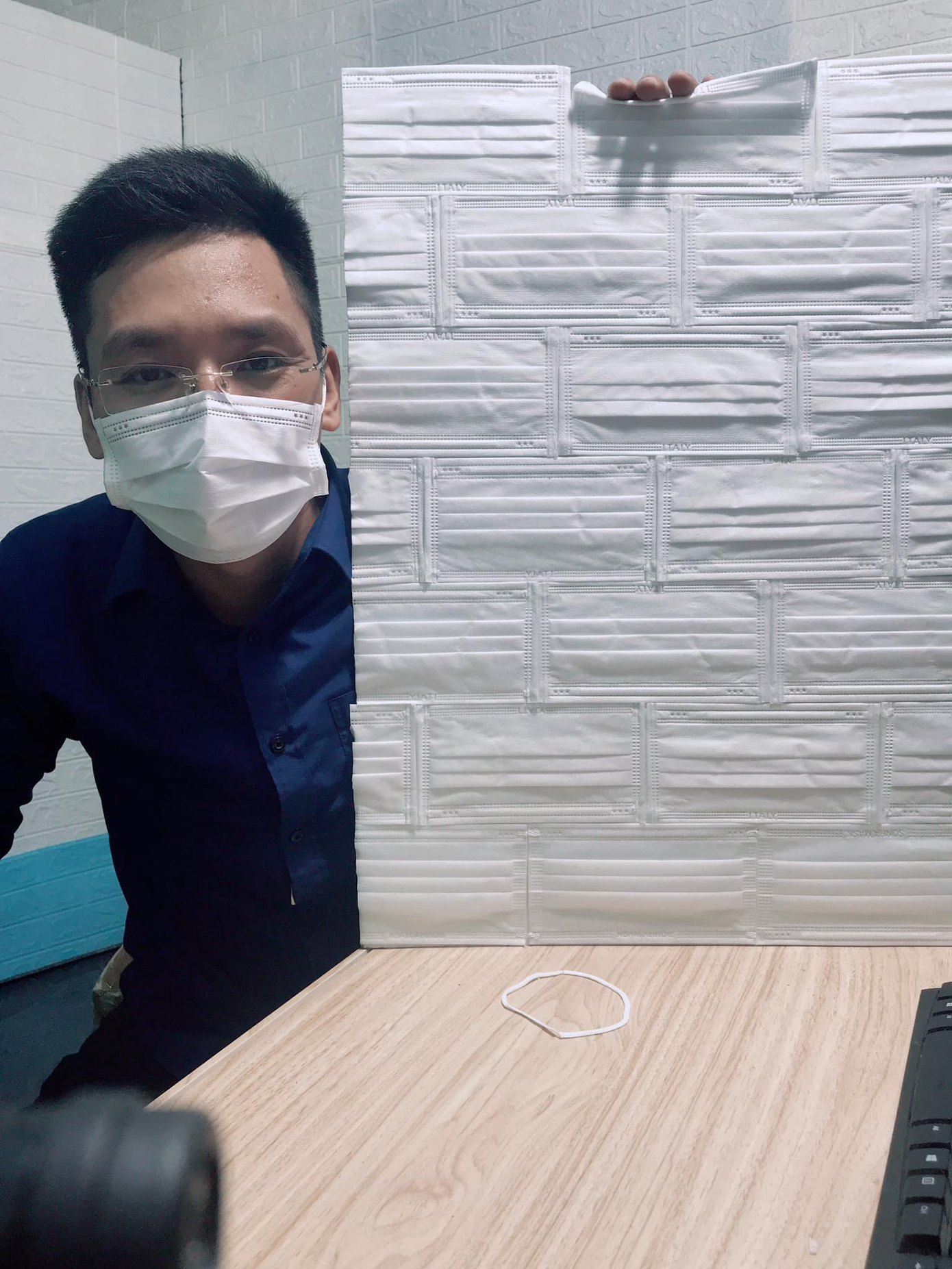 Những chiếc khẩu trang dùng rồi được Lực tận dụng ghép lại làm nền cho bức tranh của mình. (Ảnh: NVCC) Những chiếc khẩu trang dùng rồi được Lực tận dụng ghép lại làm nền cho bức tranh của mình. (Ảnh: NVCC)