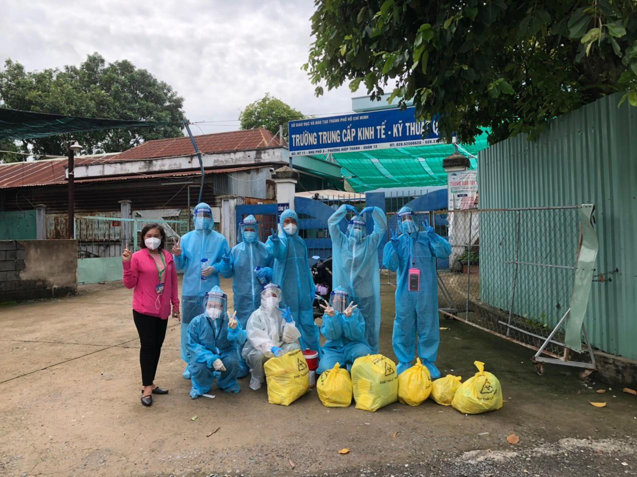 Khang và các đồng đội của mình trong hoạt động chống dịch tại địa phương.