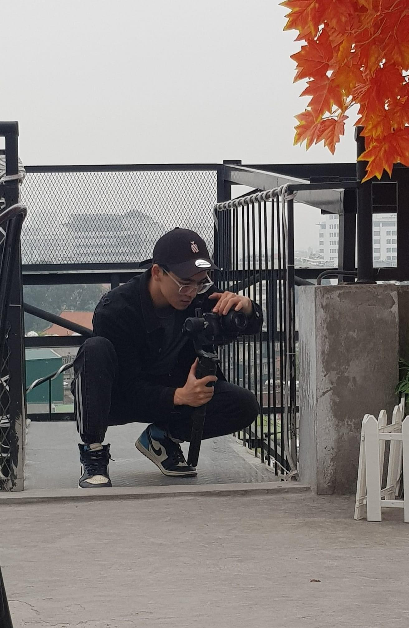 Minh vẫn cần mẫm với công việc đam mê của mình.