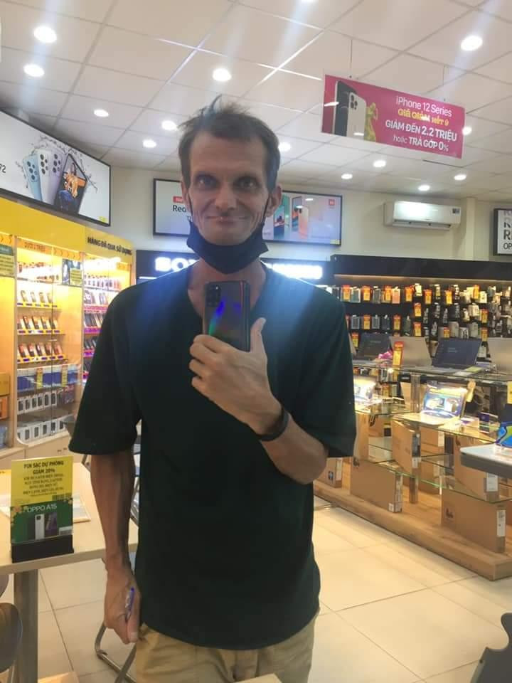 Todd Lichtenwalter được một mạnh thường quân giúp đỡ mua điện thoại để kết nối công việc.