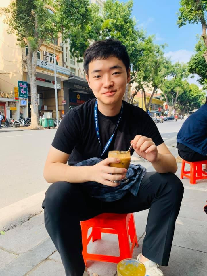 Tuấn Jeon thân quen với việc ăn uống vỉa hè tại Việt Nam.