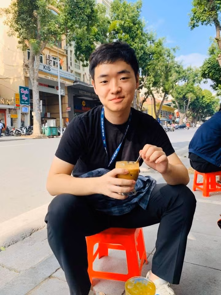 Tuấn Jeon thân quen với việc ăn uống vỉa hè tại Việt Nam.
