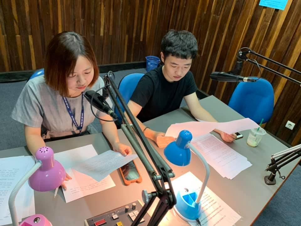 Tuấn Jeon (phải) khi làm việc tại Đài Tiếng nói Việt Nam.