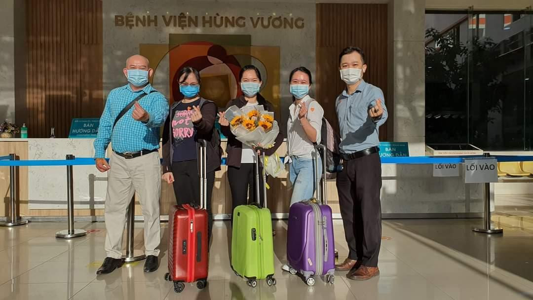 Các "chiến sĩ áo trắng" hỗ trợ cho bệnh viện Hùng Vương.