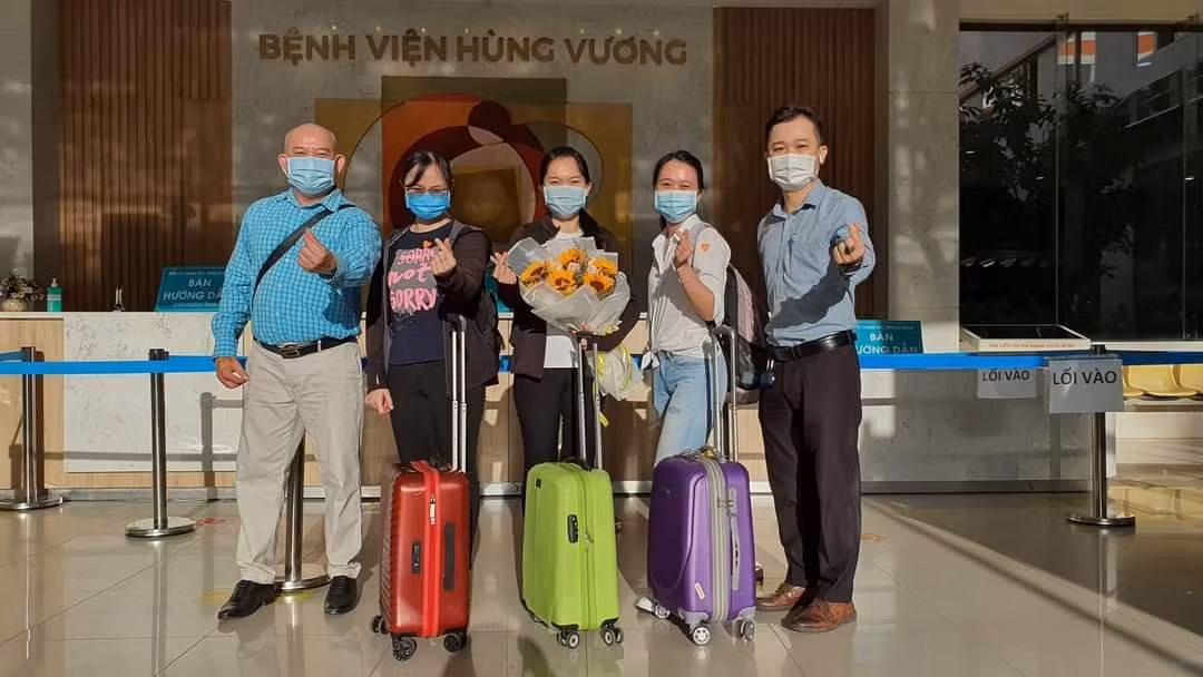 Các "chiến sĩ áo trắng" hỗ trợ cho bệnh viện Hùng Vương.