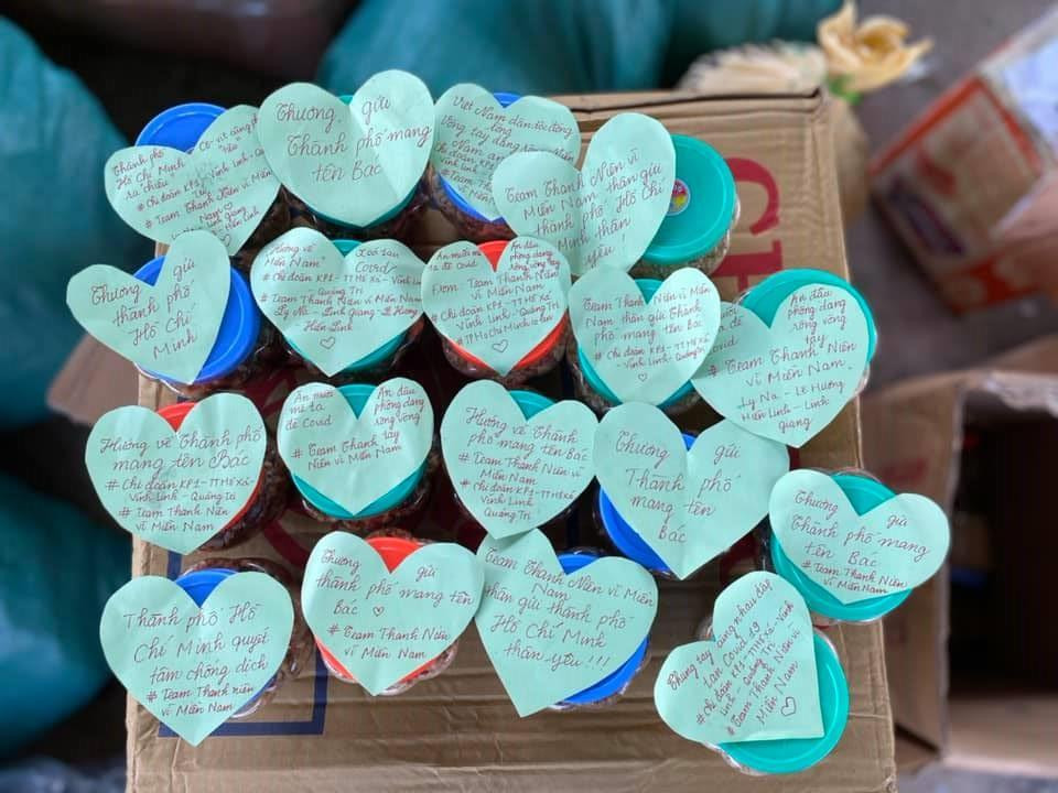 Những "thông điệp yêu thương" của người dân Quảng Trị được gửi kèm với những phần quà. Những "thông điệp yêu thương" của người dân Quảng Trị được gửi kèm với những phần quà.
