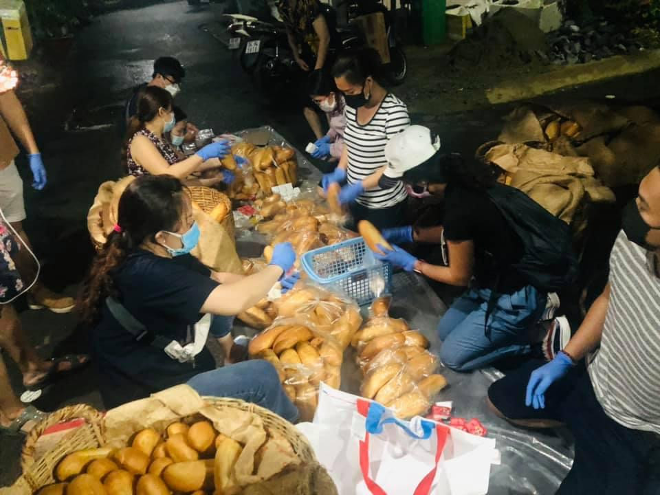 Trung bình, nhóm phát từ 1.000 đến 1.500 suất bánh mì mỗi tối.