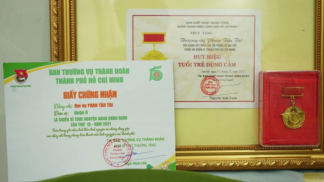 Anh Ngô Minh Hải, Phó Bí thư thường trực Thành Đoàn TP. HCM, thừa ủy quyền, đã trao Huy hiệu “Tuổi trẻ dũng cảm” của T.Ư Đoàn cho gia đình Đại úy Phan Tấn Tài.