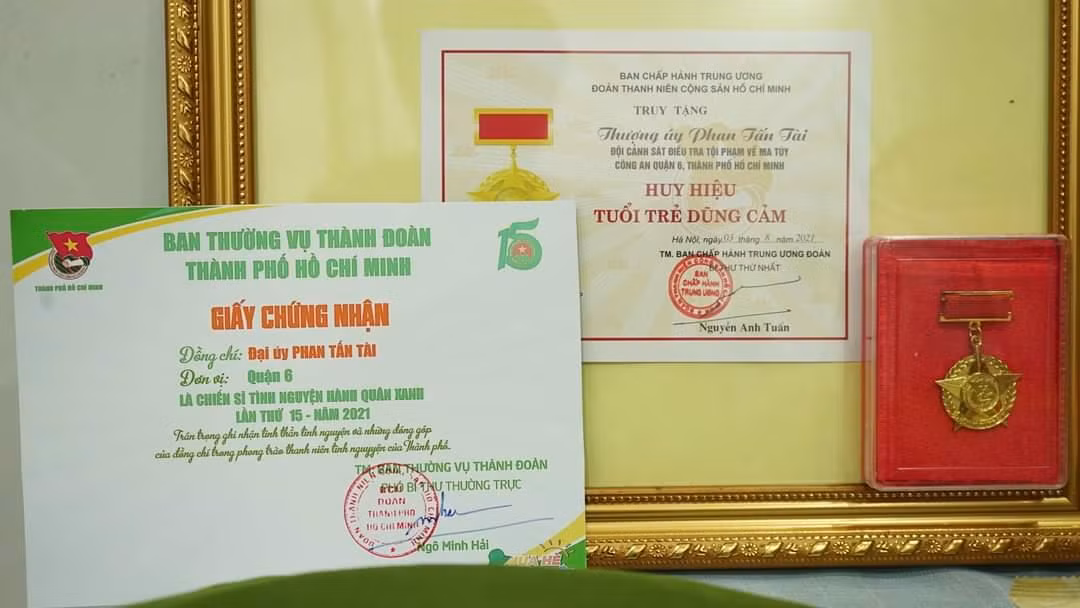 Anh Ngô Minh Hải, Phó Bí thư thường trực Thành Đoàn TP. HCM, thừa ủy quyền, đã trao Huy hiệu “Tuổi trẻ dũng cảm” của T.Ư Đoàn cho gia đình Đại úy Phan Tấn Tài.