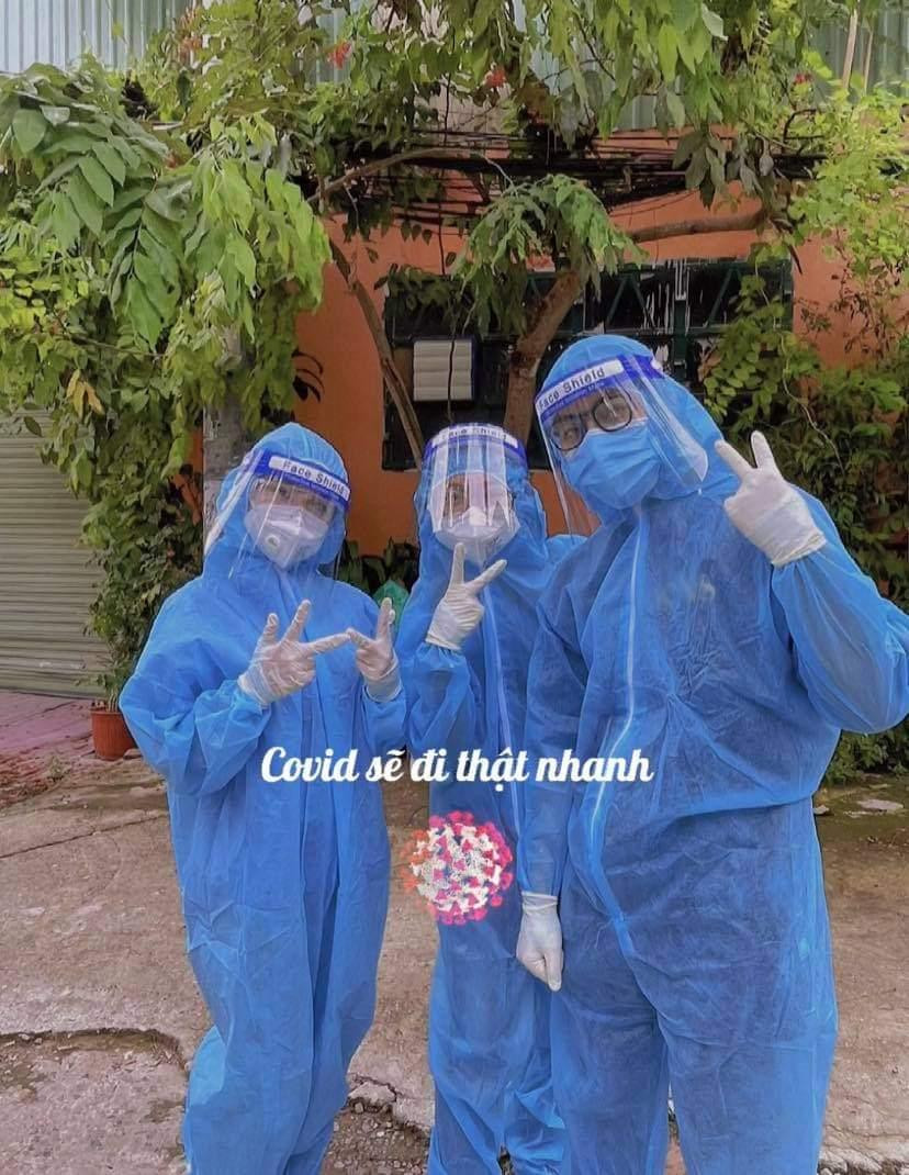 Tiên cùng hai người bạn trong đội trong công việc hỗ trợ tuyến đầu chống dịch. Tiên cùng hai người bạn trong đội trong công việc hỗ trợ tuyến đầu chống dịch.