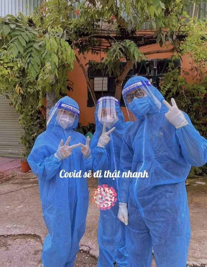 Tiên cùng hai người bạn trong đội trong công việc hỗ trợ tuyến đầu chống dịch. Tiên cùng hai người bạn trong đội trong công việc hỗ trợ tuyến đầu chống dịch.