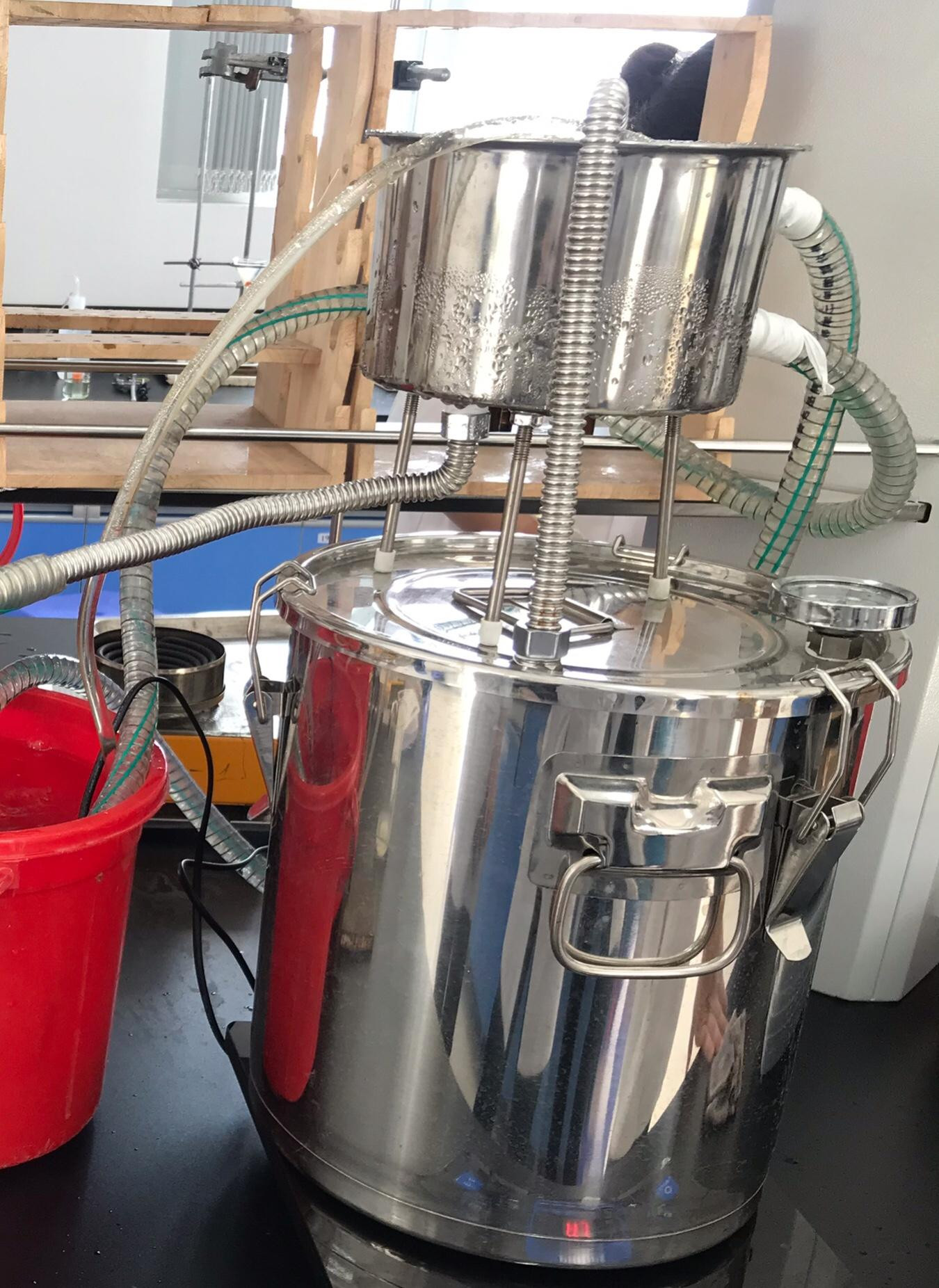 Quá trình chưng cất rượu được diễn ra với công nghệ tiên tiến. Quá trình chưng cất rượu được diễn ra với công nghệ tiên tiến.