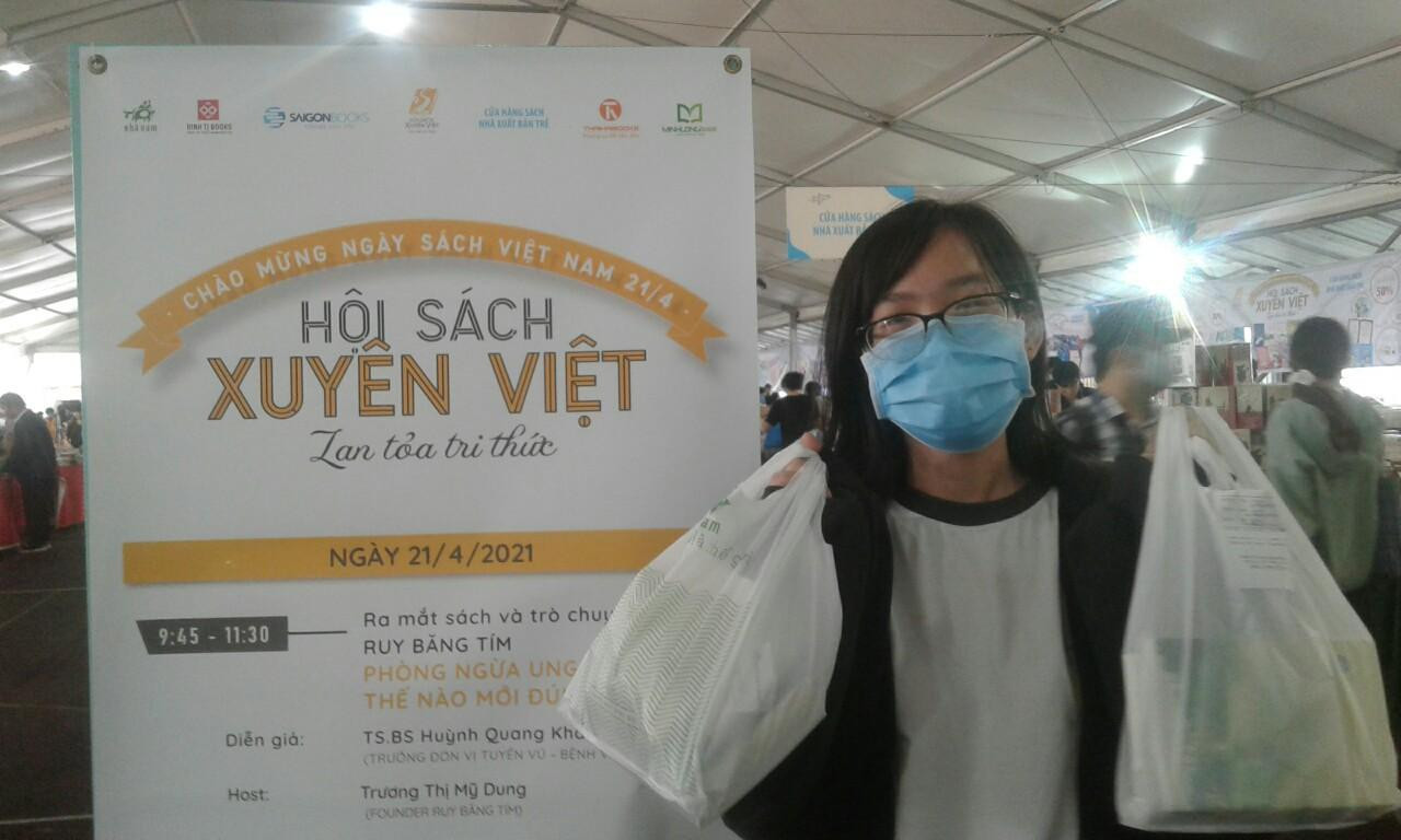 Thúy Liễu (trường ĐH KHXH&NV, ĐHQG TP. HCM) phấn khởi khi chọn được nhiều đầu sách ưng ý. (Ảnh: Như Mai)