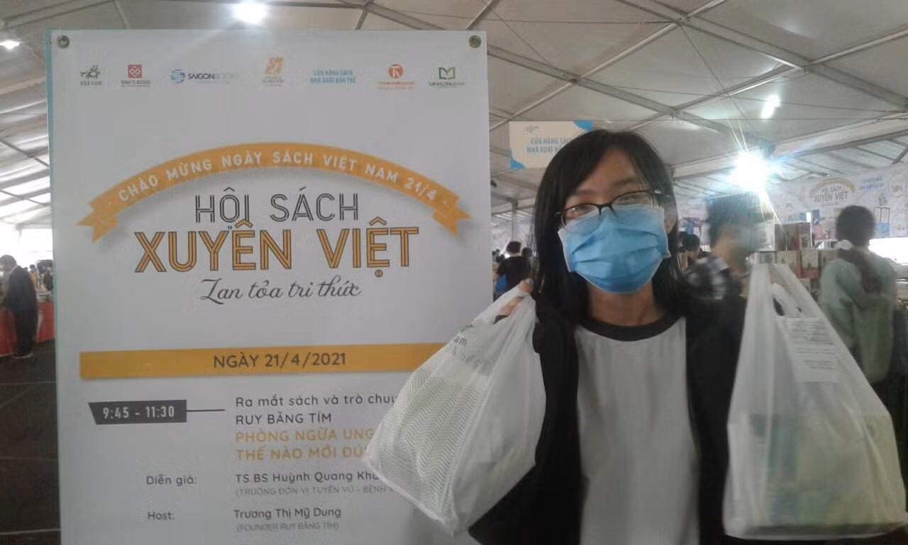 Thúy Liễu (trường ĐH KHXH&amp;NV, ĐHQG TP. HCM) phấn khởi khi chọn được nhiều đầu sách ưng ý. (Ảnh: Như Mai)