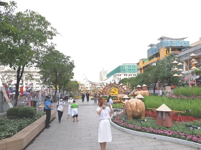 Đường hoa Nguyễn Huệ luôn thu hút nhiều bạn trẻ đến check-in vào mỗi năm.